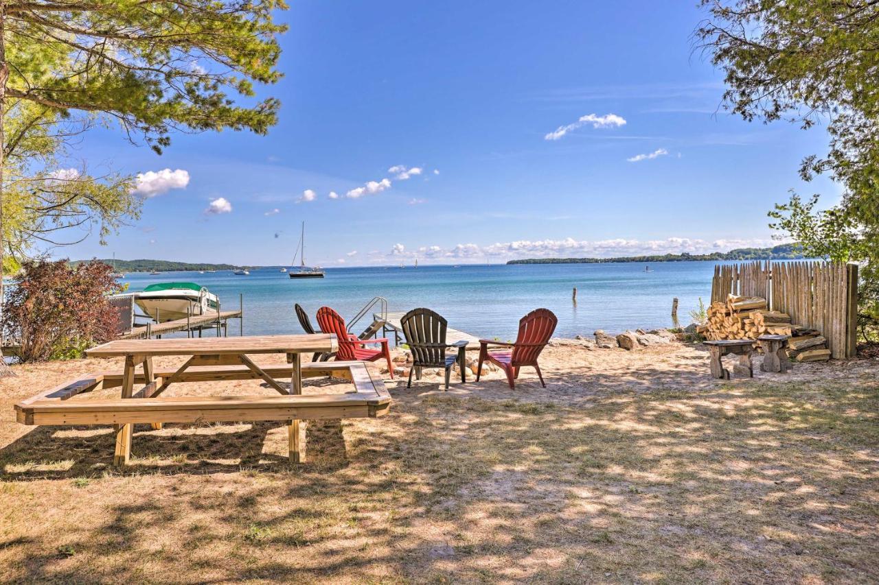 Quaint Studio With Shared Beach Walk To Suttons Bay エクステリア 写真
