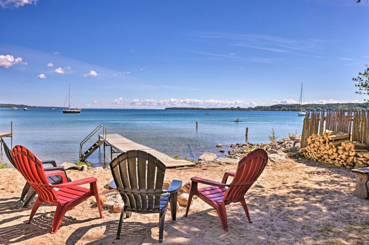 Quaint Studio With Shared Beach Walk To Suttons Bay エクステリア 写真