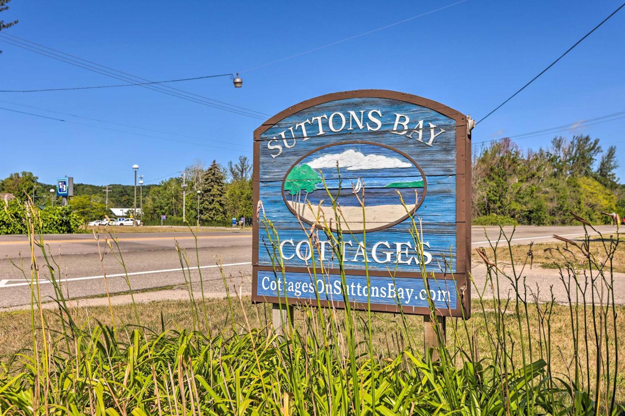 Quaint Studio With Shared Beach Walk To Suttons Bay エクステリア 写真